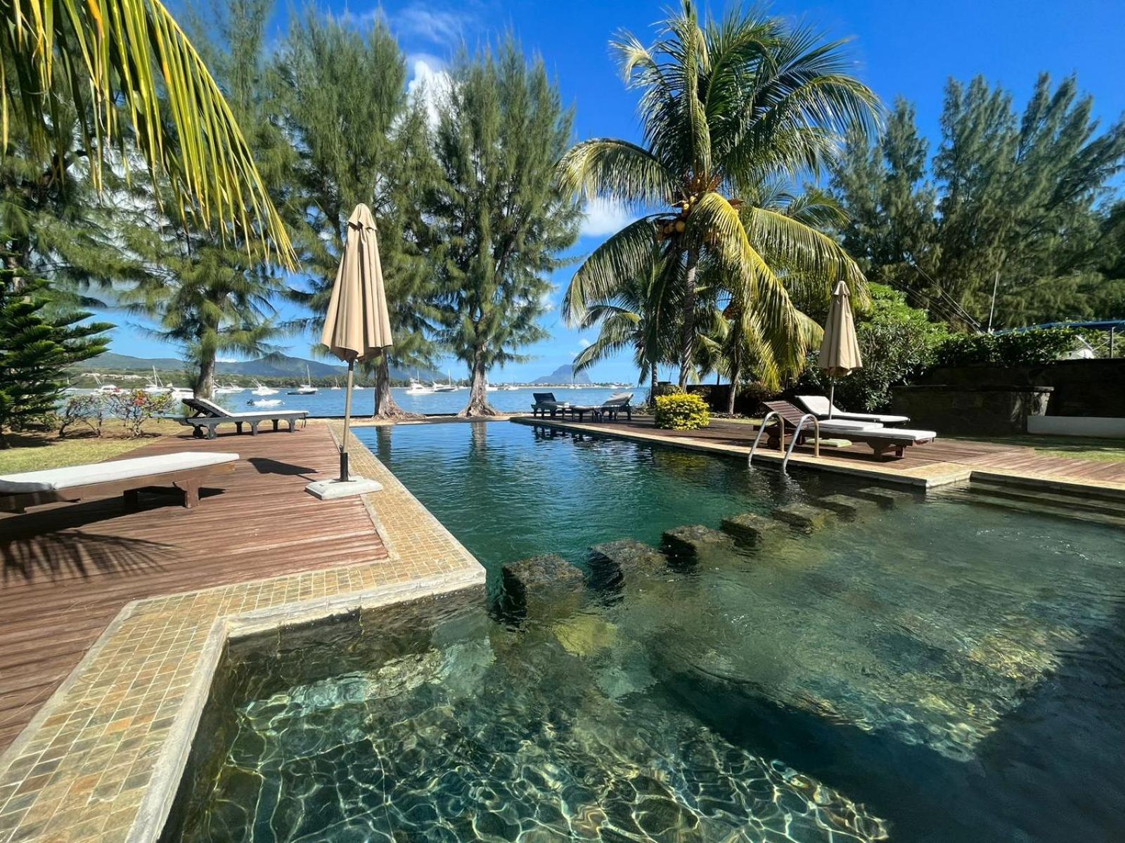 Olana Blue - Beachfront Apartment Riviere Noire Luaran gambar