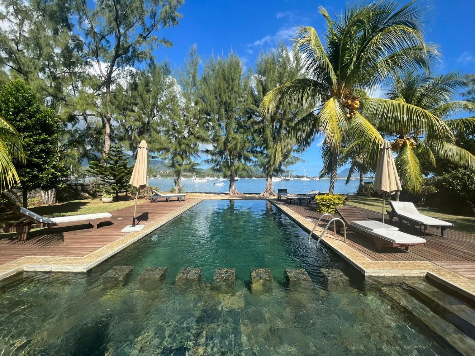 Olana Blue - Beachfront Apartment Riviere Noire Luaran gambar