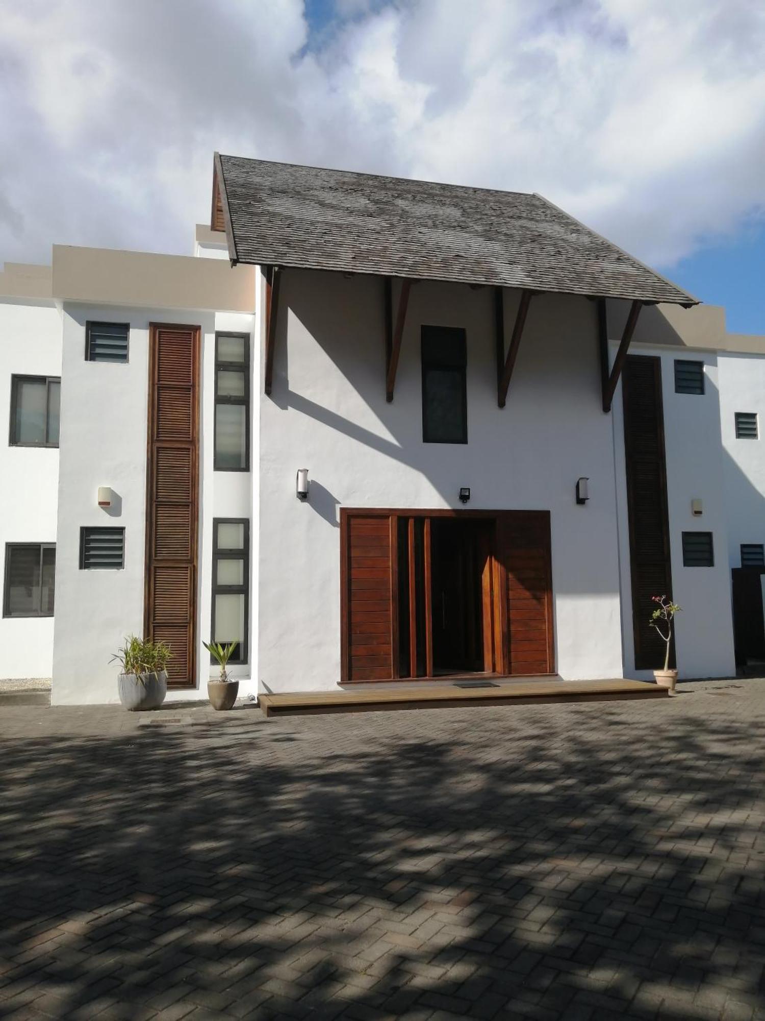 Olana Blue - Beachfront Apartment Riviere Noire Luaran gambar