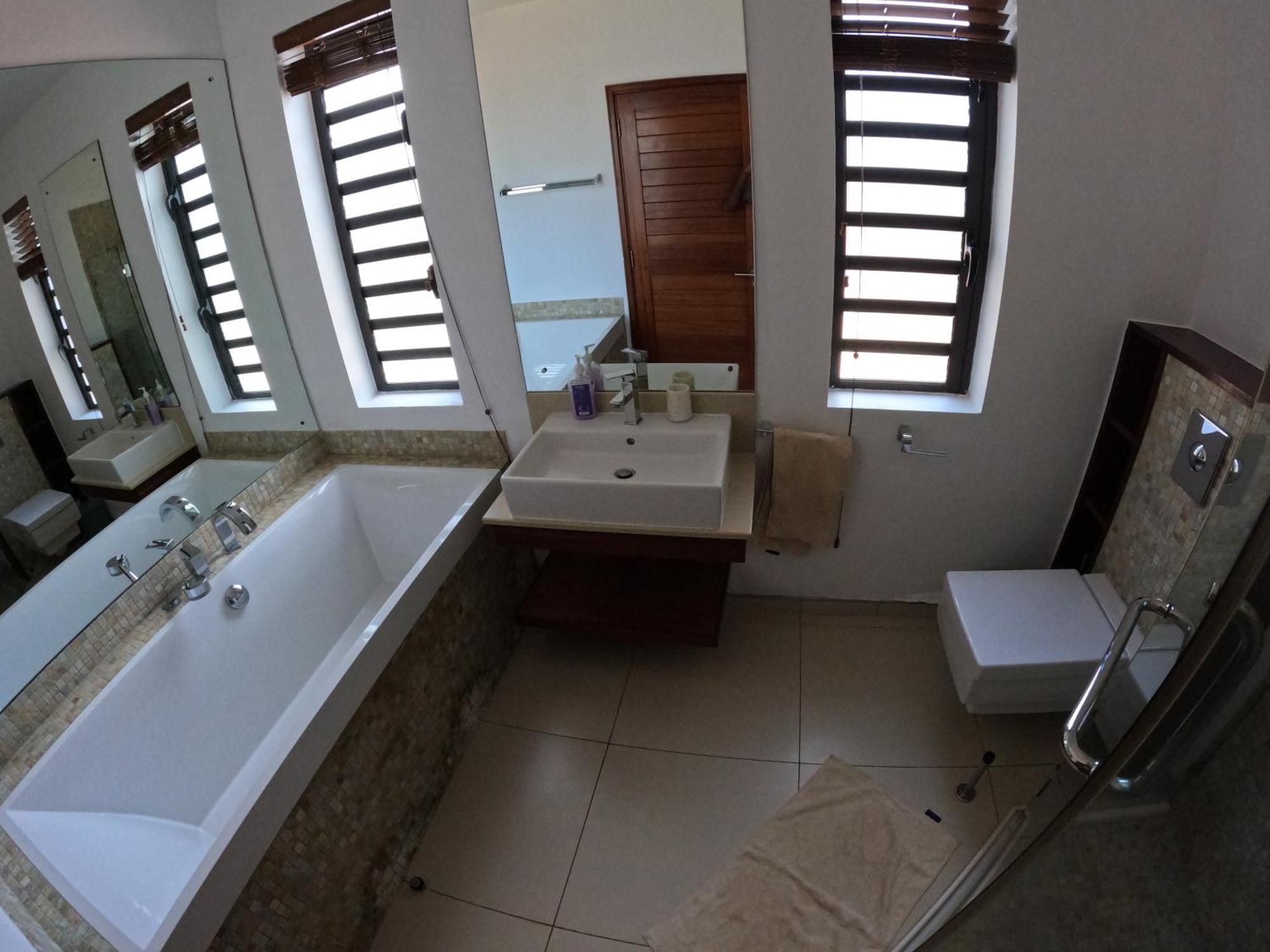 Olana Blue - Beachfront Apartment Riviere Noire Luaran gambar