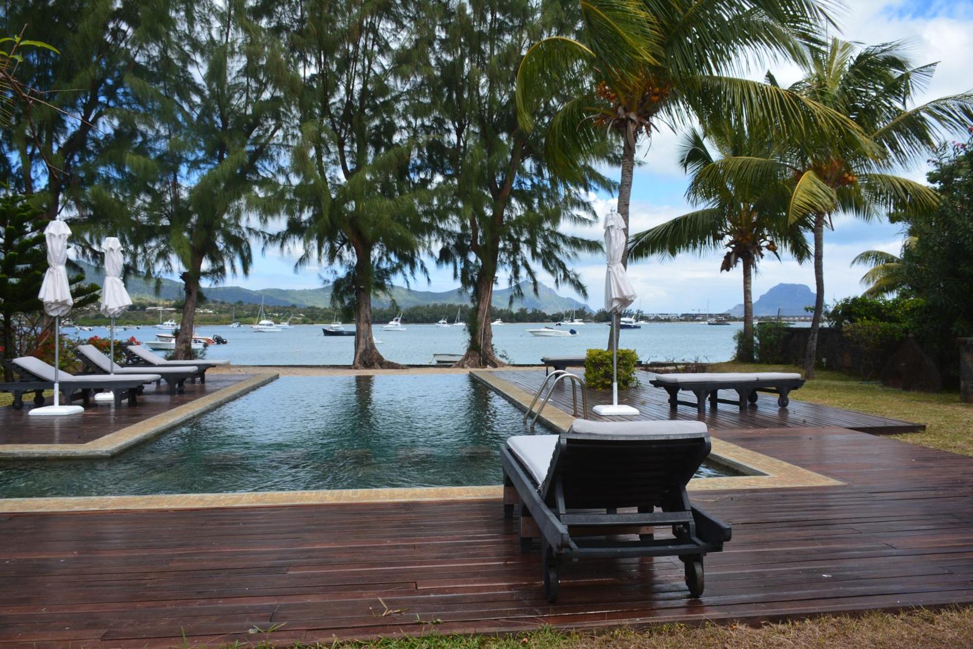 Olana Blue - Beachfront Apartment Riviere Noire Luaran gambar